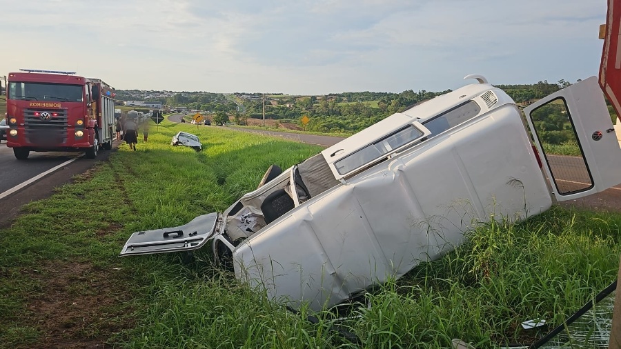 Colisão entre Vectra e Kombi deixa quatro feridos na BR-163 em Toledo; condutor do carro fugiu
