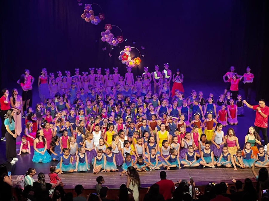 Teatro Municipal recebe o Festival de Primavera e mostra o talento das jovens ginastas de Toledo