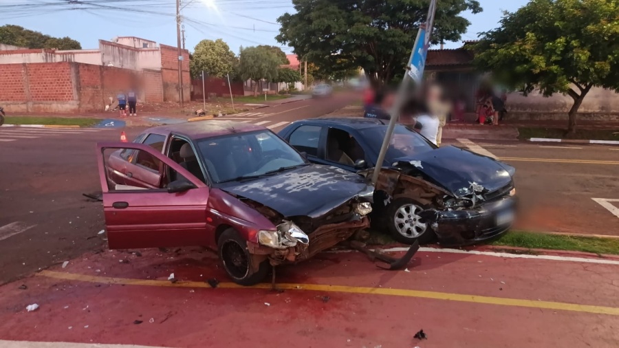 Veículos invadem calçada em acidente no Jardim Europa; três mulheres ficam feridas
