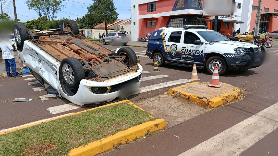 Carro capota após colisão e motorista fica ferida na Vila Industrial