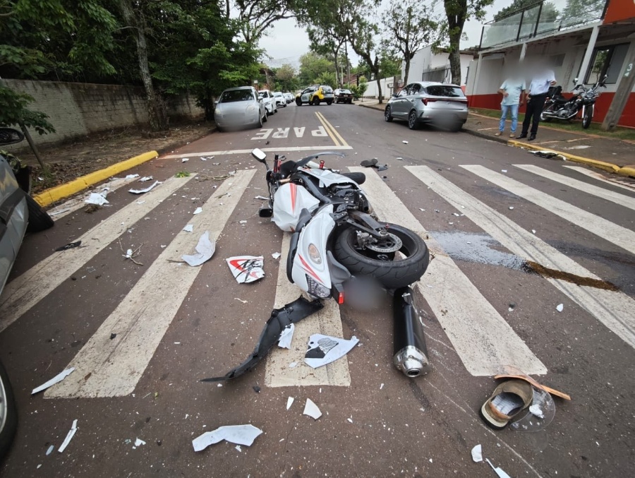 Colisão entre Hayabusa e Zafira deixa motociclista com ferimentos graves no Centro de Toledo