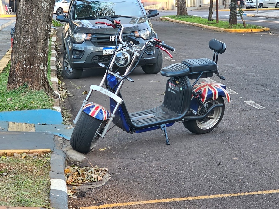 Adolescente com scooter elétrica causa acidente na Vila Industrial