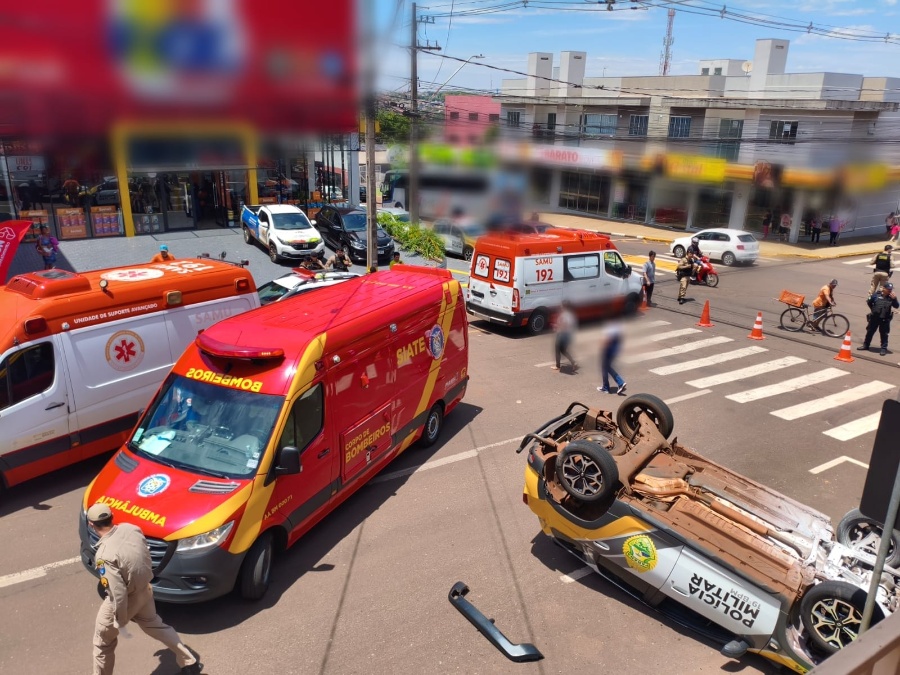 Policiais estavam em deslocamento para localizar foragido quando se envolveram em acidente, afirma PM