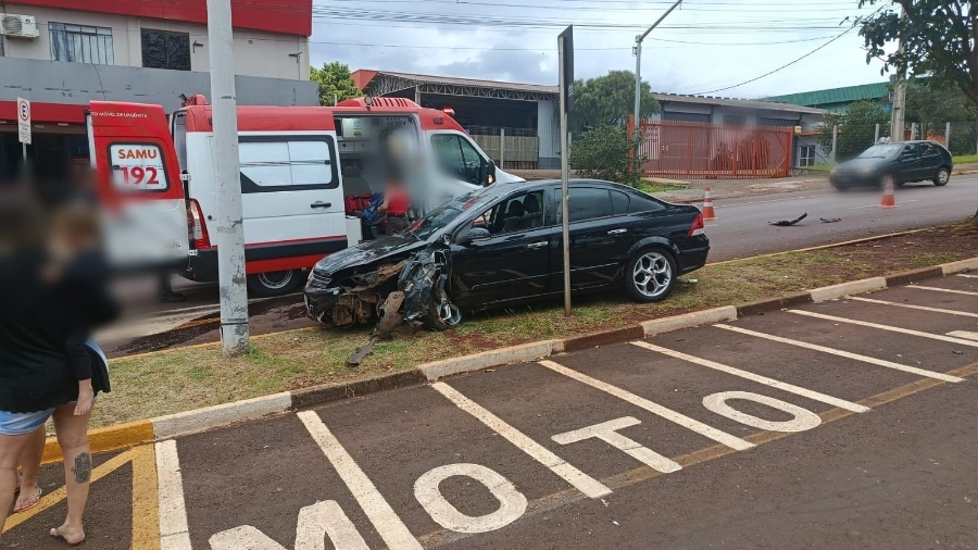Condutor e neto ficam feridos após capotamento causado por falha mecânica em Toledo