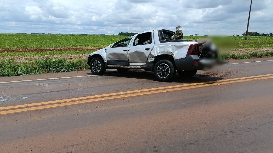 Colisão entre caminhonete e carro provoca capotamento na PR-317, em Toledo