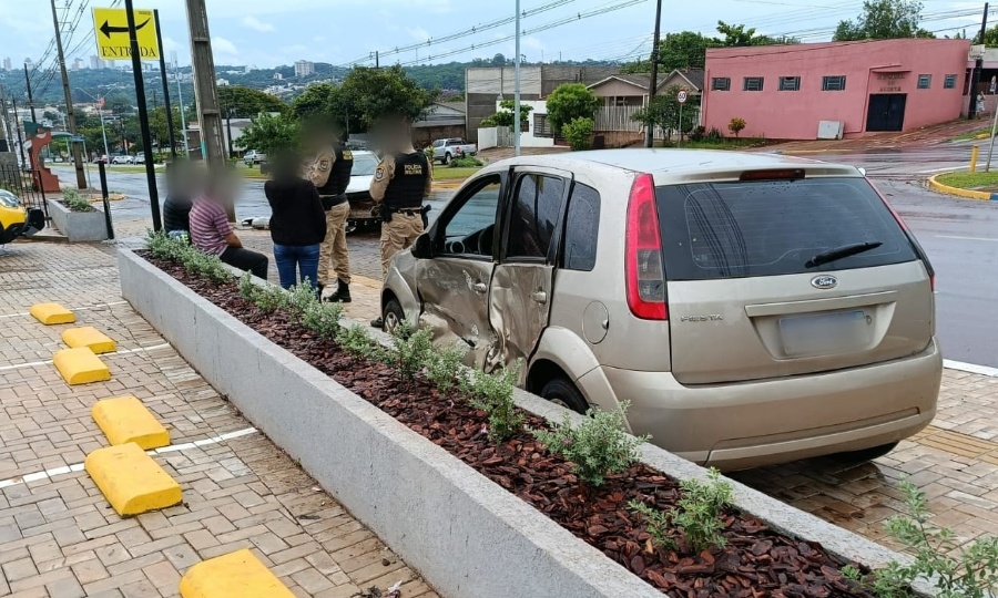 Motorista fica ferida em Toledo após Ford Fiesta colidir e parar sobre calçada