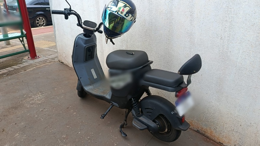 Jovem de 18 anos fica ferido após bater scooter elétrica em carro no Jardim São Francisco