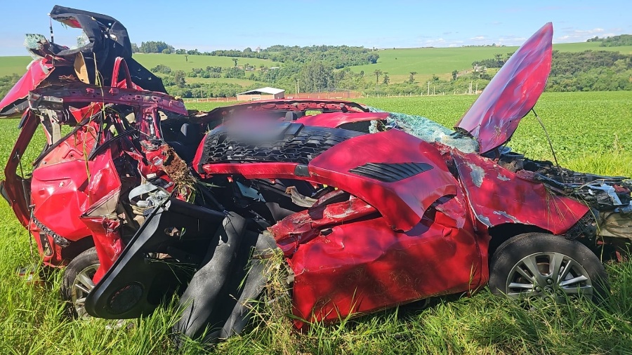 Carro capota e cai em ribanceira após colisão na BR-163, em Toledo; condutora ficou ferida