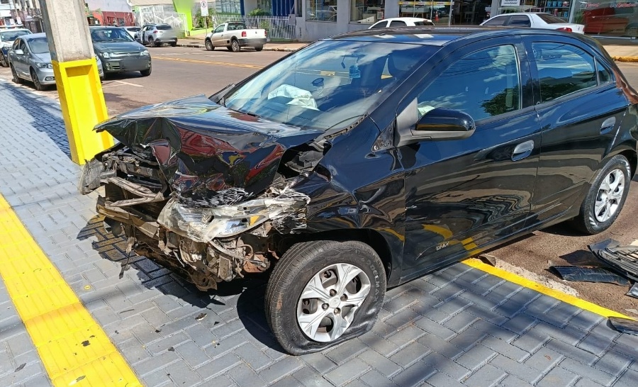 Colisão envolve três veículos no cruzamento da Piratini com a Rui Barbosa