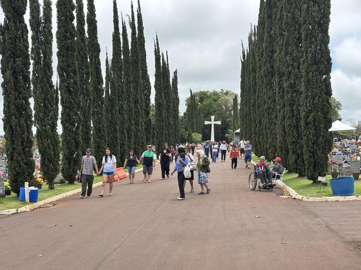 Toledo registra presença de 15 mil pessoas em cemitérios durante o Dia de Finados