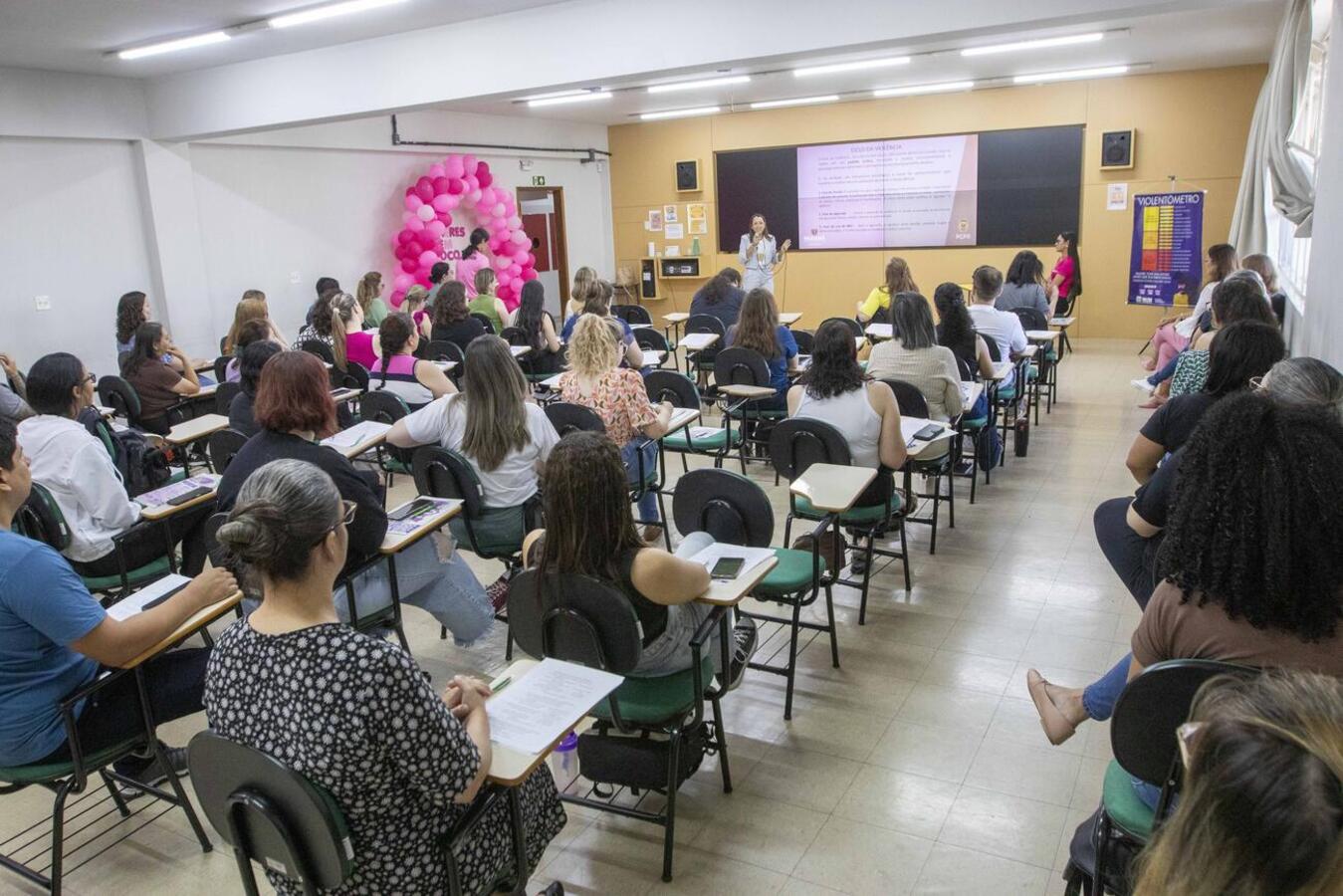 Palestra com delegada marca início do 5º Seminário Mulheres em Foco