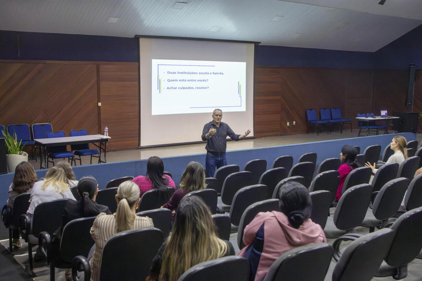 Escola de Pais debate ???O poder dos pais na formação de bons hábitos???