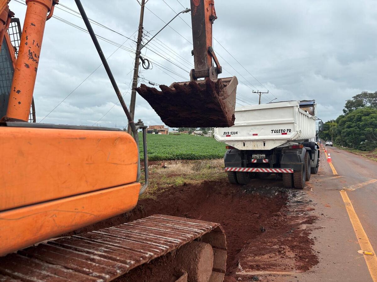 Prefeitura realiza manutenção na estrada sentido Novo Sobradinho