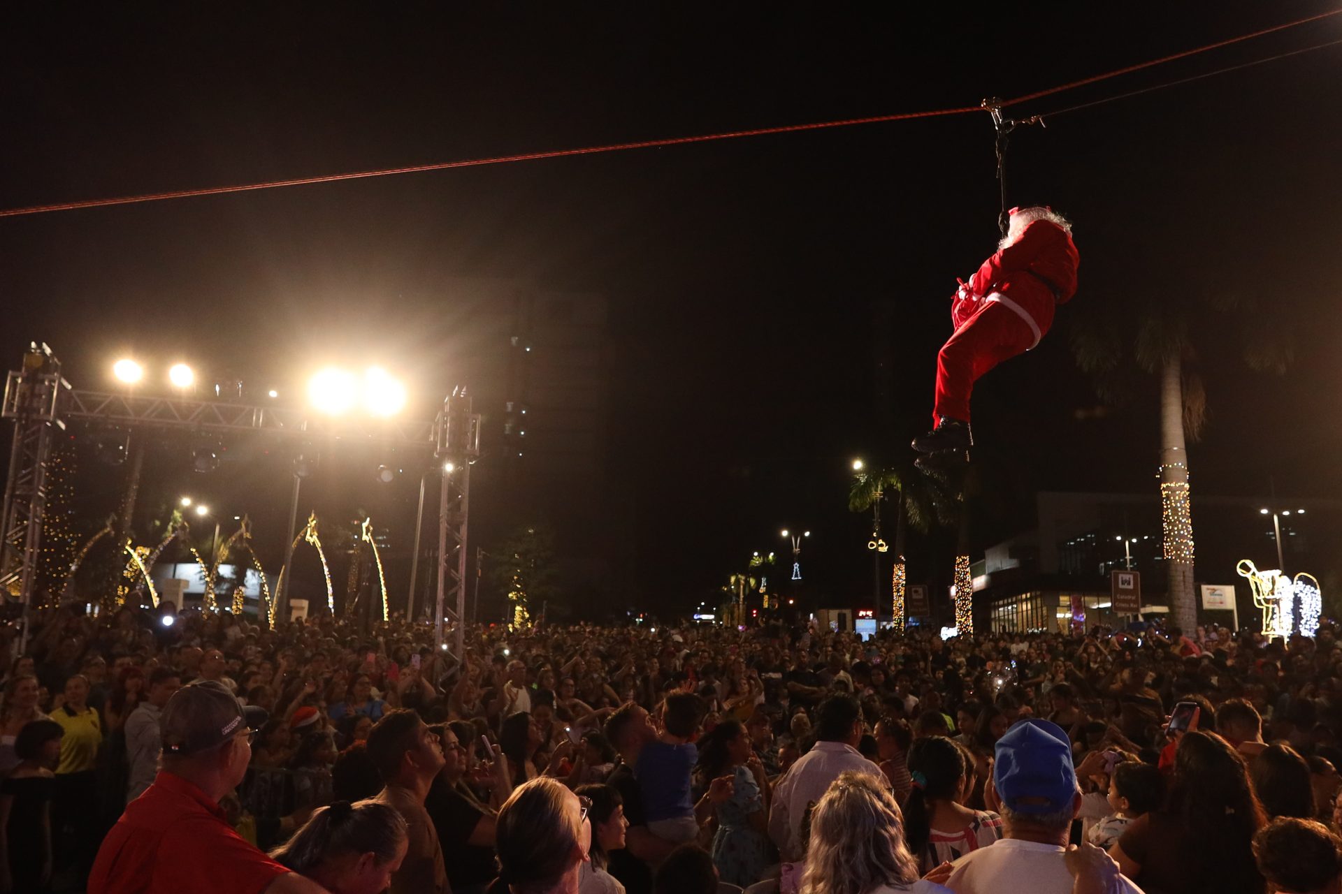 Toledo dá início ao VIII Natal Encantado com descida do Papai Noel e espetáculo teatral