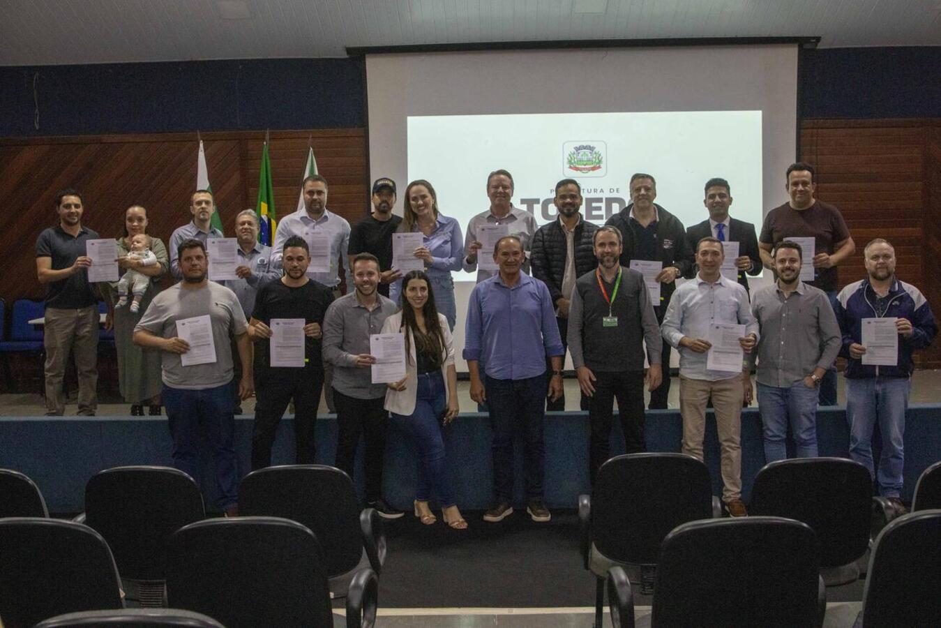 Prefeitura assina contratos com empresas que adquiriram terrenos industriais leiloados em Toledo