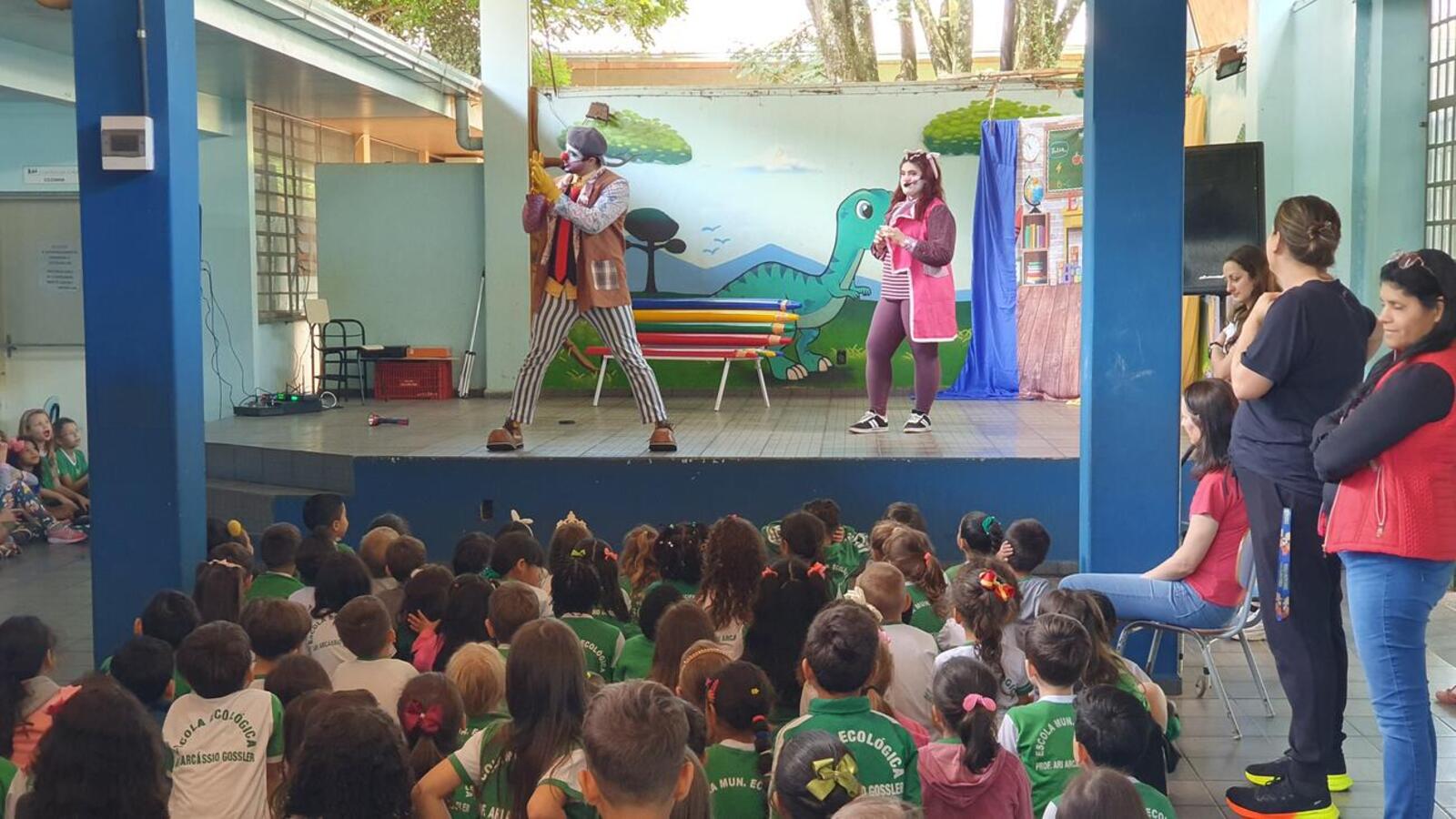Escola Municipal Ari Arcassio Gossler recebe o 'Teatro nas Escolas'