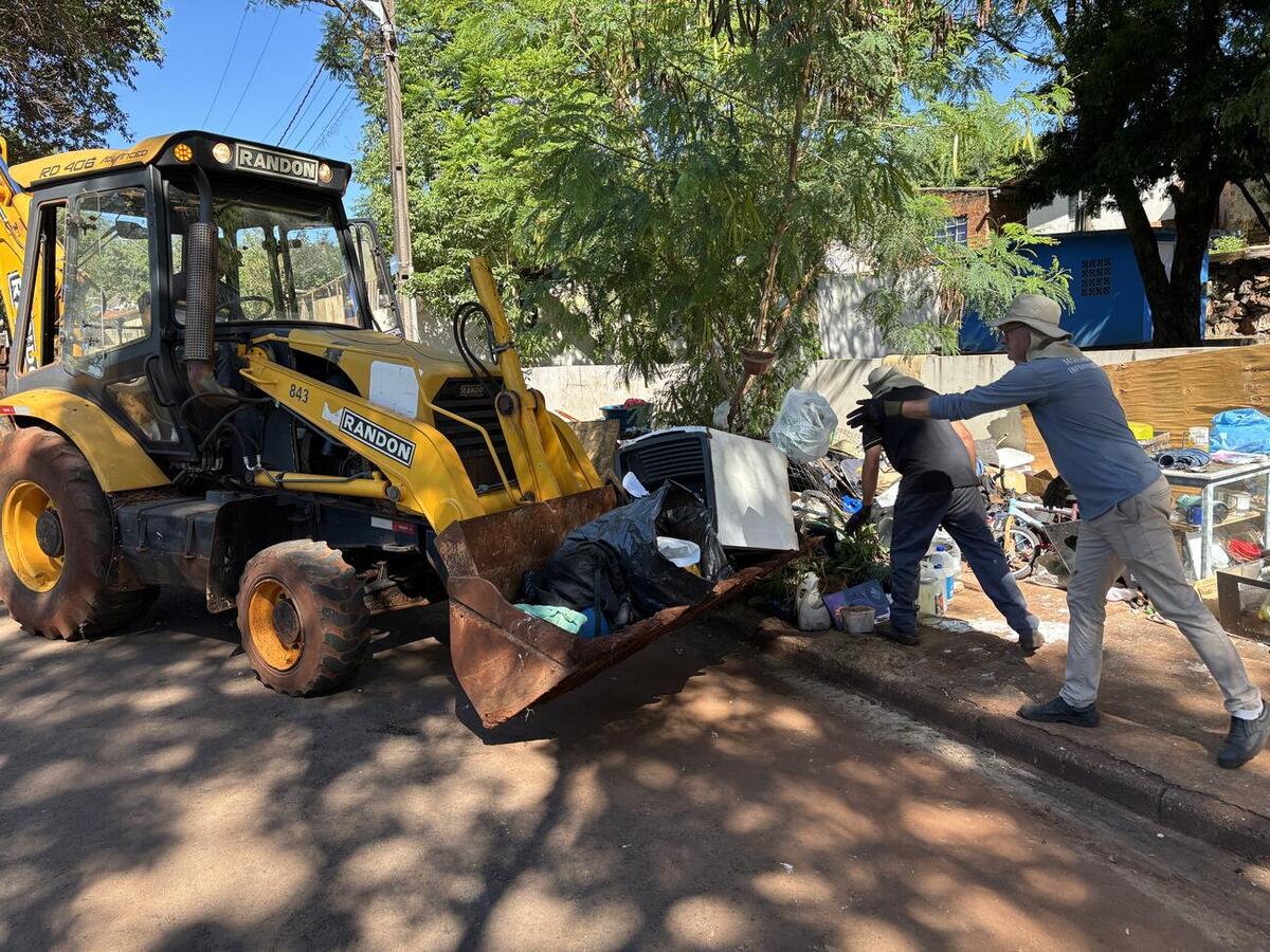 Meio Ambiente recolhe lixo descartado irregularmente na Vila Paulista