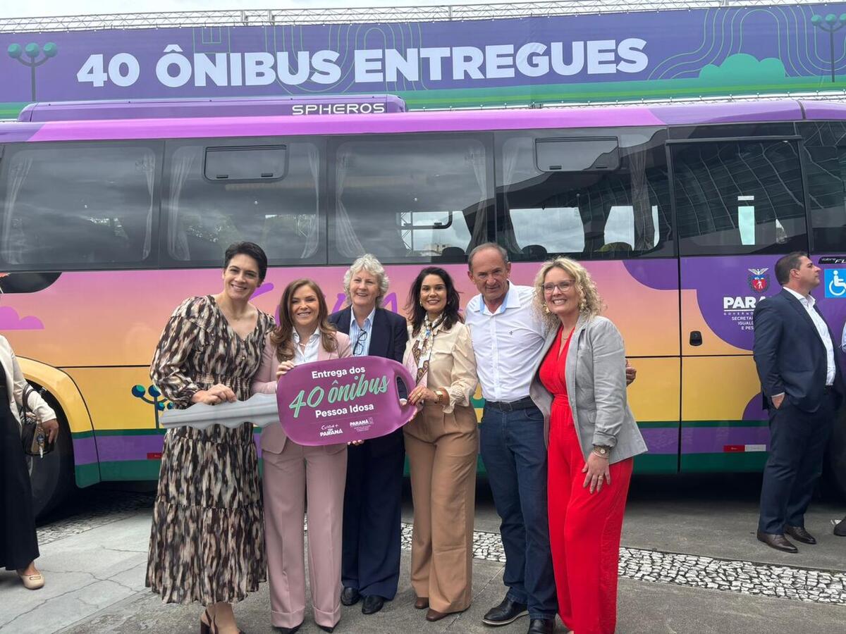 Prefeitura de Toledo recebe ônibus novo adaptado para pessoas idosas