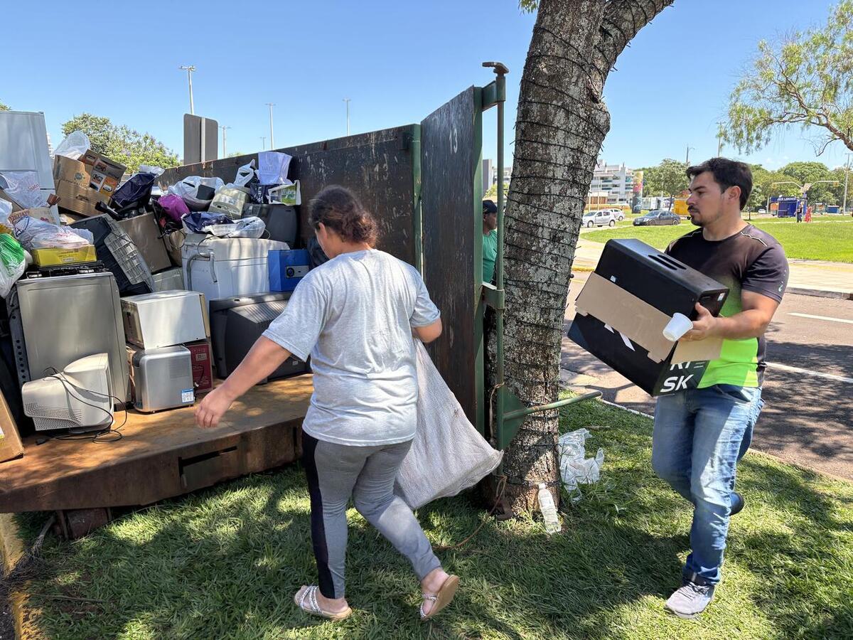 Mutirão recolhe contêiner cheio de lixo eletrônico no Parque Ecológico Diva Paim Barth