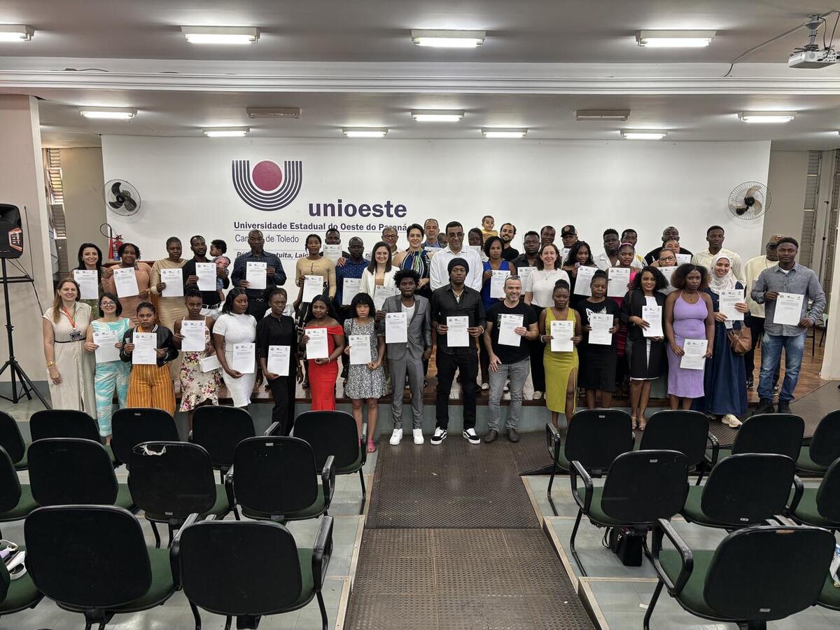 Migrantes e servidores municipais concluem cursos de idiomas da SDHS