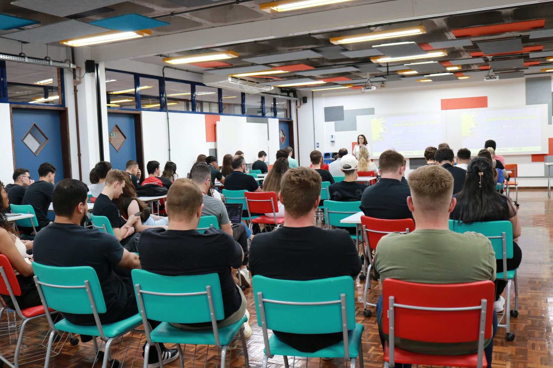 ACIT e PUCPR entregam certificados aos participantes do 12º Laboratório de Soluções