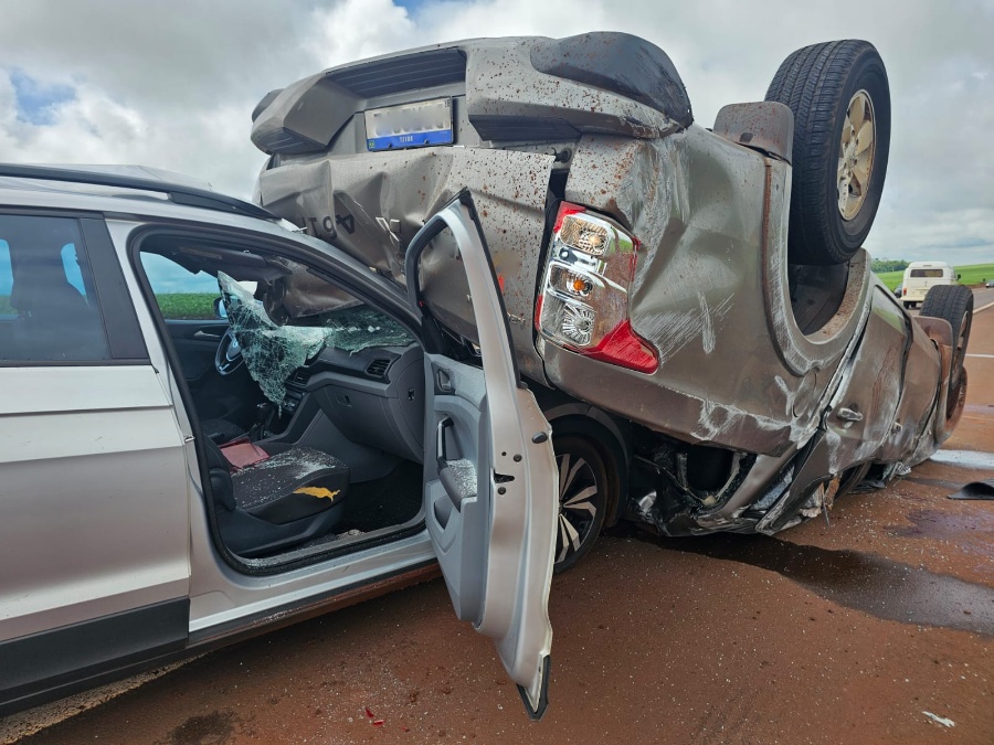 Caminhonete com drogas capota em fuga e atinge veículo de família entre Toledo e Assis Chateaubriand