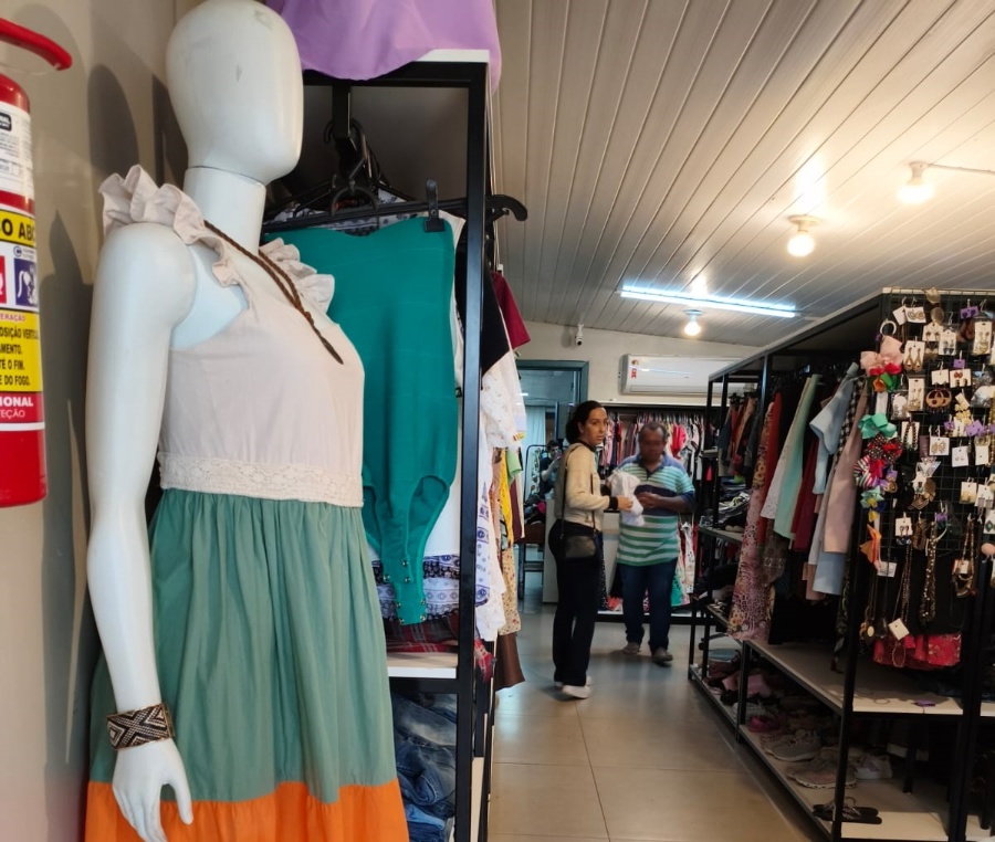 Embaixada Solidária busca doações de roupas para manter atendimentos do Bazar Refúgio