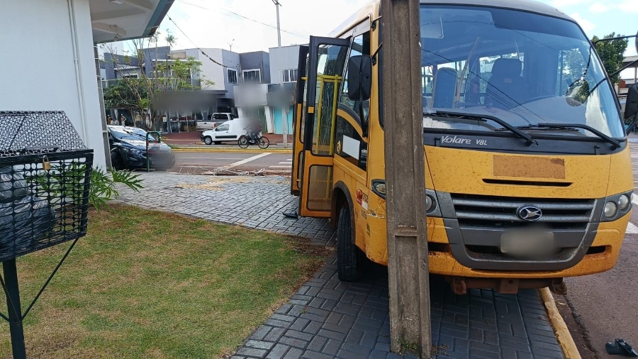 Pneu estoura, e micro-ônibus escolar atinge dois carros estacionados em Toledo