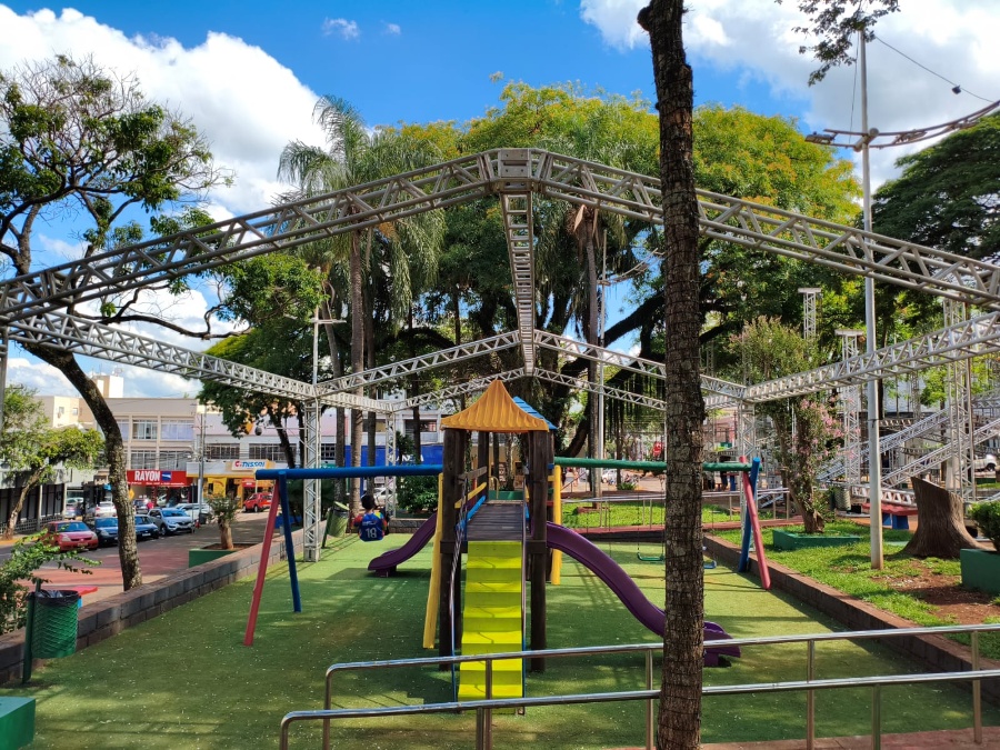 Montagem da decoração natalina avança e Toledo já começa a se vestir para o 'Natal Encantado 2025'