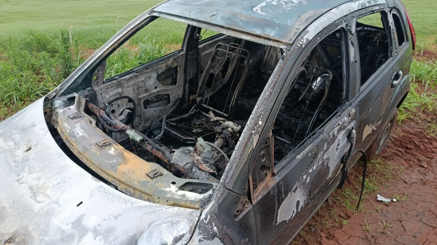 Veículo é destruído por incêndio após explosão na PR-317, em Toledo