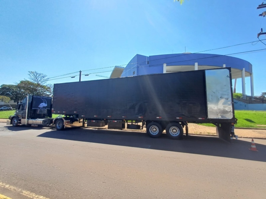 Carreta do Solitário Mudanças arrecada doações em frente ao Teatro Municipal para vítimas do tornado em Rio Bonito do Iguaçu