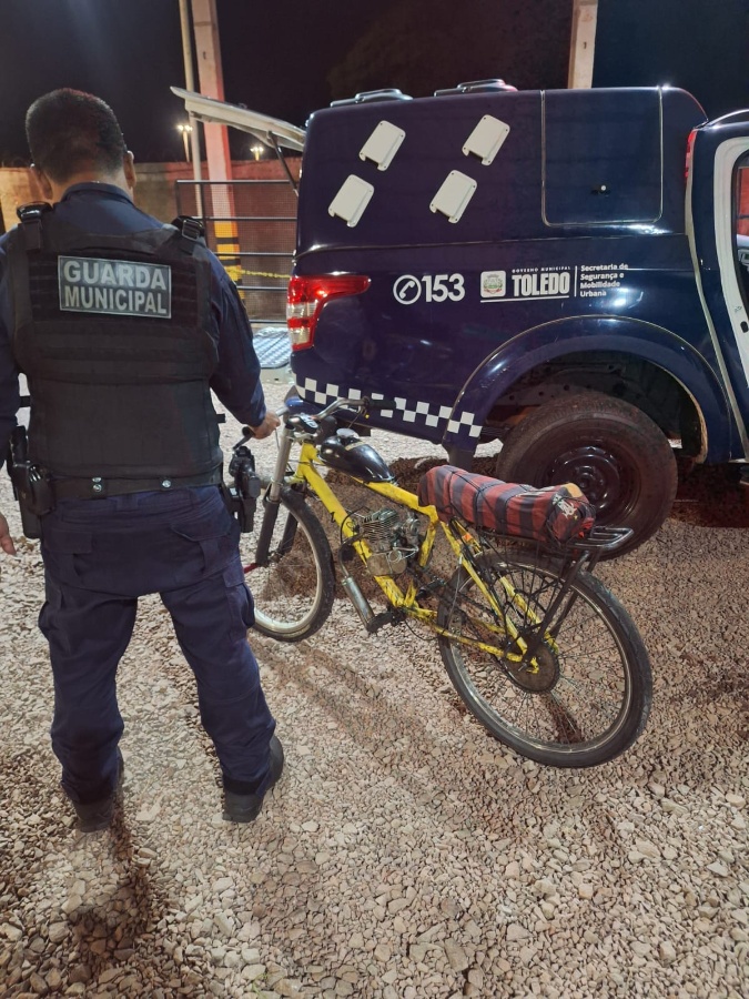 Guarda Municipal apreende bicicleta motorizada conduzida por adolescentes no Jardim Coopagro