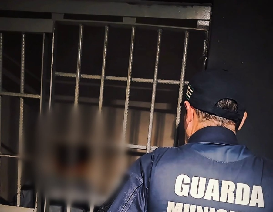 Indivíduo armado com faca invade apartamento e é preso pela Guarda Municipal em Toledo