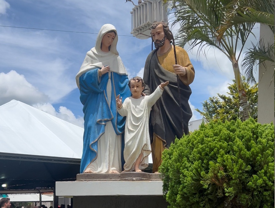 Paróquia Sagrada Família celebra festa da padroeira com fé e grande participação da comunidade em Toledo
