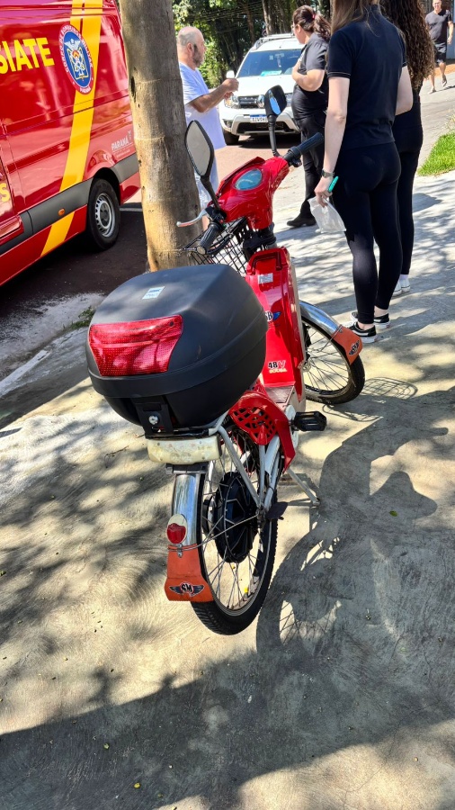 Idoso fica gravemente ferido após bater bicicleta elétrica contra árvore em Toledo