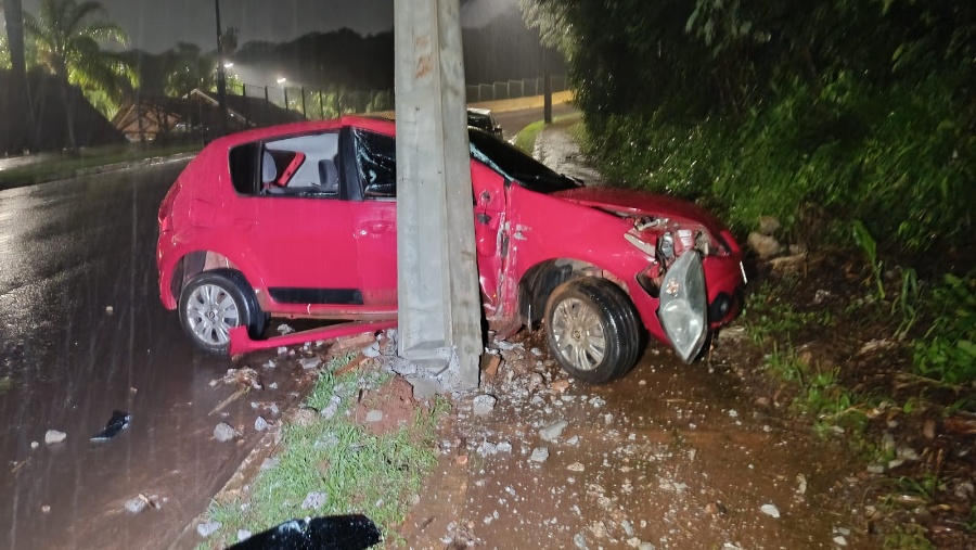 Condutor fica ferido após colisão com poste na Rua Alemanha