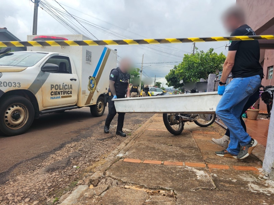Mulher é morta com facada no pescoço dentro de casa, em Toledo; filha de 2 anos estava no local