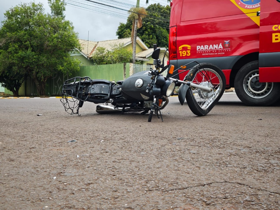 Colisão entre moto e caminhão deixa casal ferido no Centro de Toledo