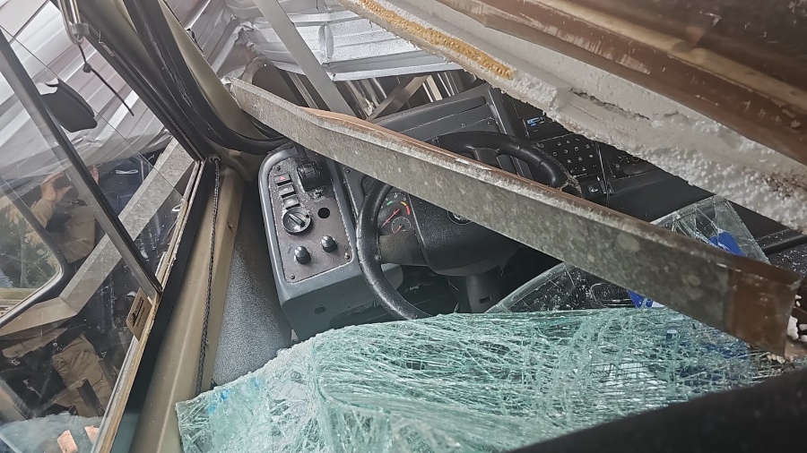 Motorista de ônibus escapa ileso de acidente impressionante em Toledo
