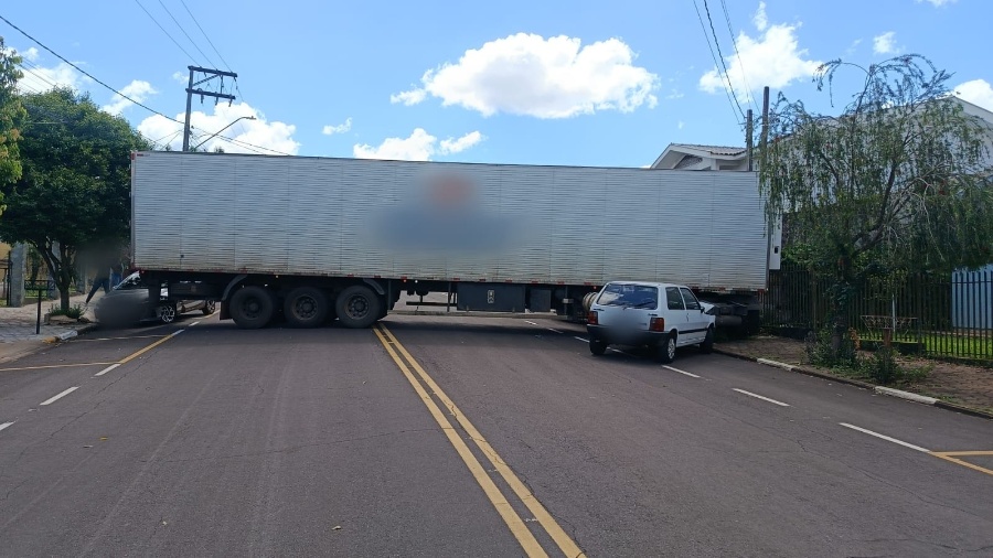 Carreta desgovernada atinge dois carros estacionados e bloqueia via em dois sentidos em Toledo