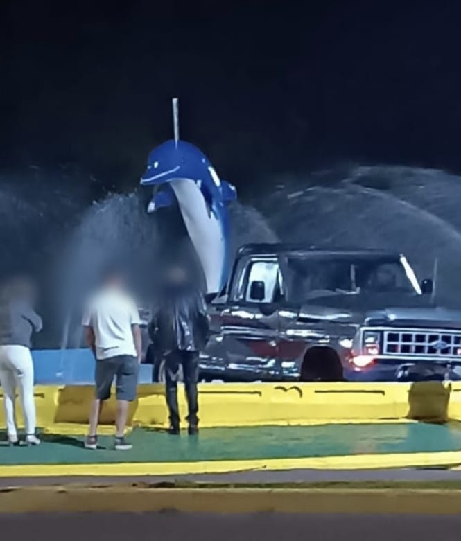 Caminhonete derruba mureta e para dentro de chafariz na rotatória do golfinho