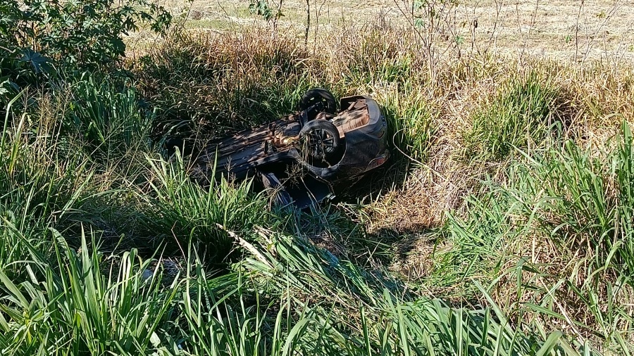 Carro capota em ribanceira após colisão na BR-163 em Toledo