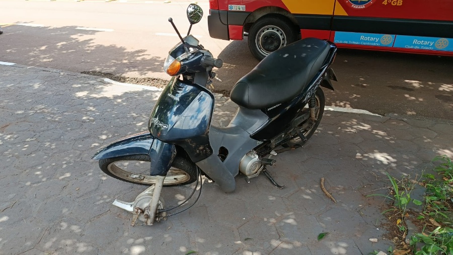 Bombeiros são acionados após acidente entre Onix e Biz no Centro de Toledo
