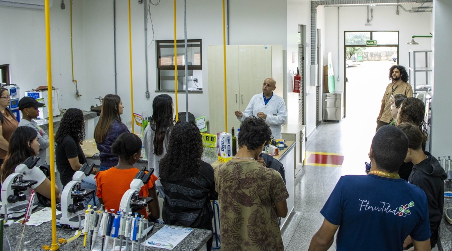 Estudantes do projeto Florir Toledo conhecem laboratórios e cursos da UTFPR Toledo