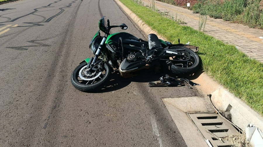 Motociclista de 30 anos fica ferido após colisão no Jardim Pancera