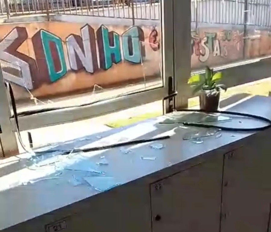 CEU das Artes sofre vandalismo e tem vidraças quebradas durante a madrugada em Toledo