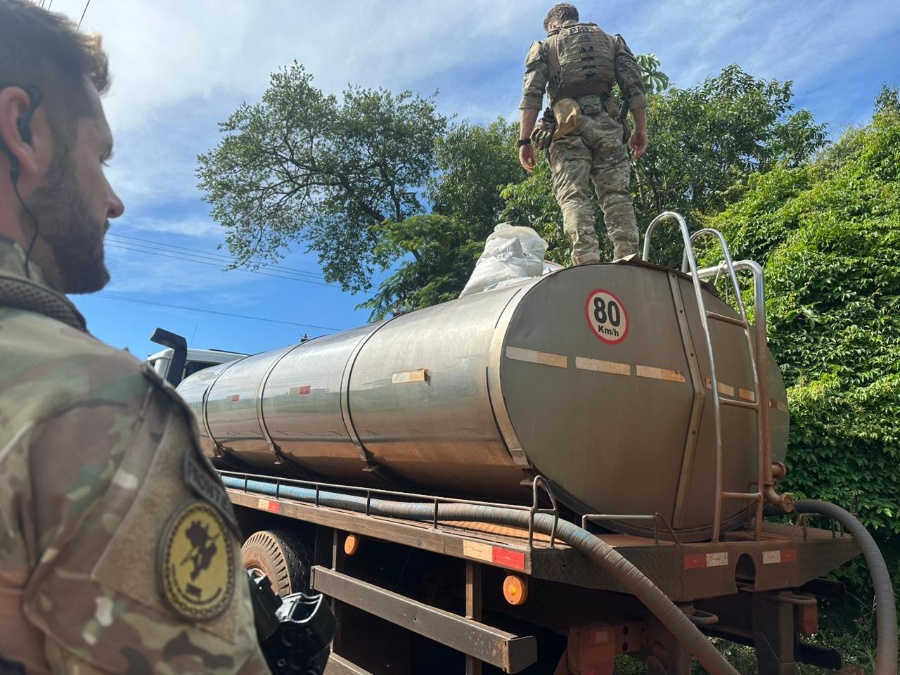 PRF apreende quatro toneladas de agrotóxicos em caminhão de transporte de leite na zona rural de Toledo