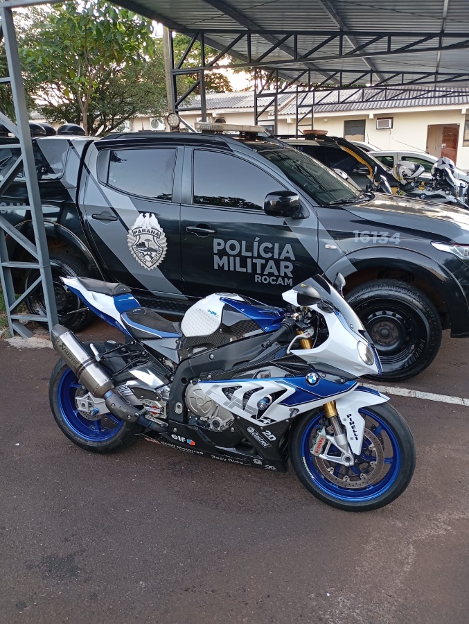 Moto de alta cilindrada é apreendida em Toledo, com placa irregular e licenciamento vencido há seis anos