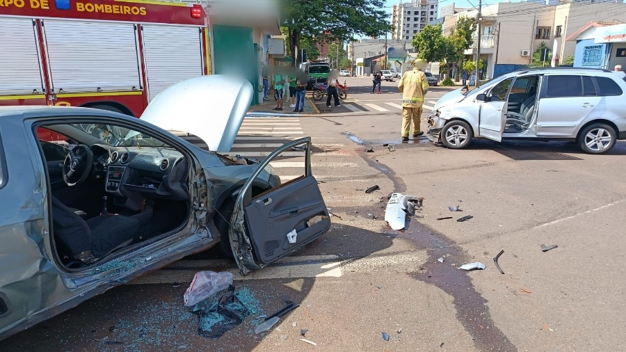 Bombeiros cortam porta para retirar idosa presa nas ferragens após colisão no Centro de Toledo