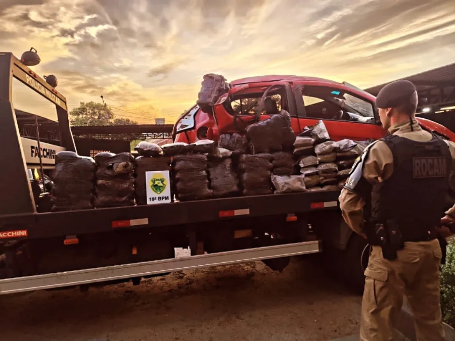 Carro carregado com drogas capota no interior de Toledo